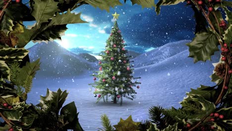 árbol-De-Navidad-Y-Borde-De-Acebo-En-La-Nieve