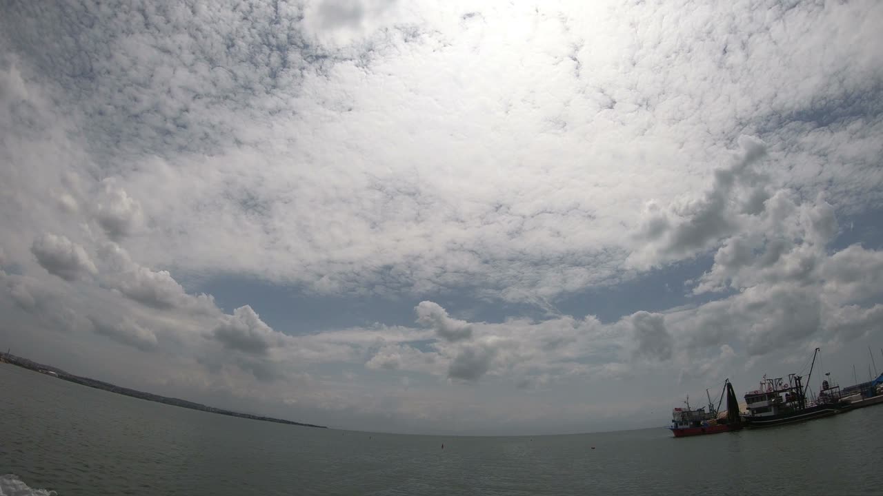 밝은 태양이 빛나고 구름 뒤에 드러나는 구름 풍경의 시간 경과.