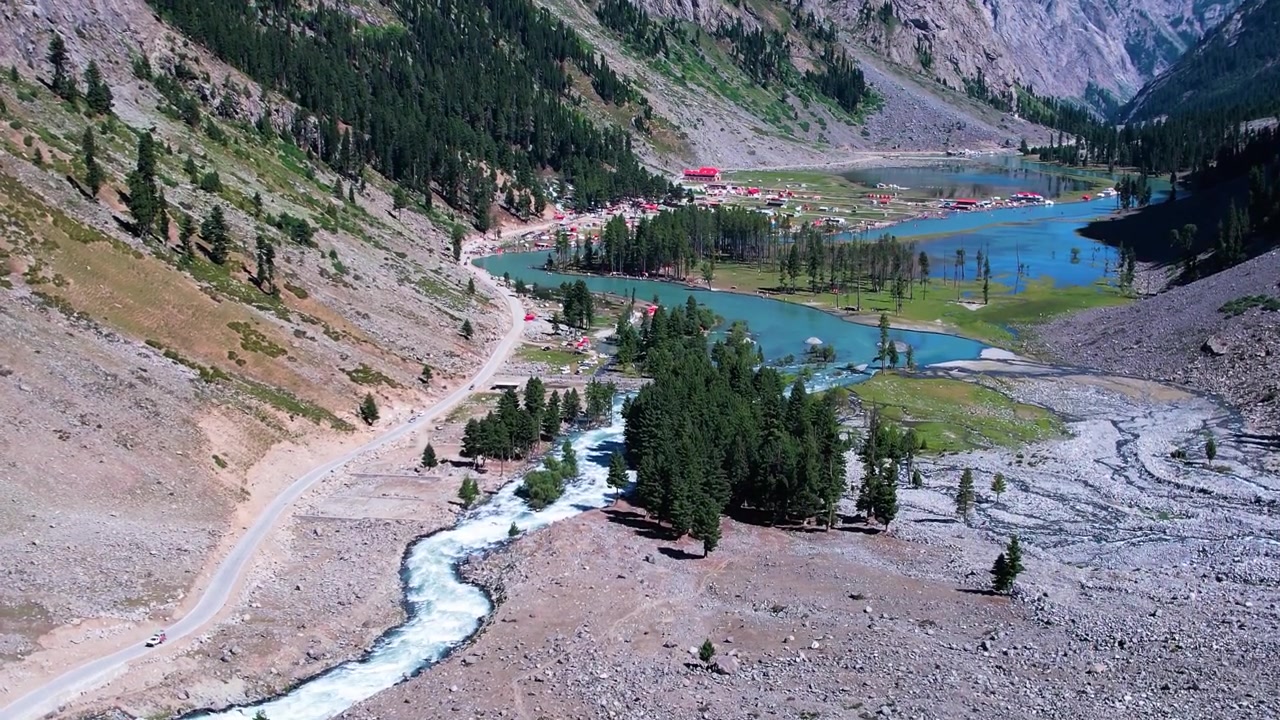 Pakistan'ın Hayber Pahtunhva eyaletindeki Kalam'da, orman ve dağ yolu bulunan kayalık bir vadiden Mahodand Gölü'ne doğru akan nehir.