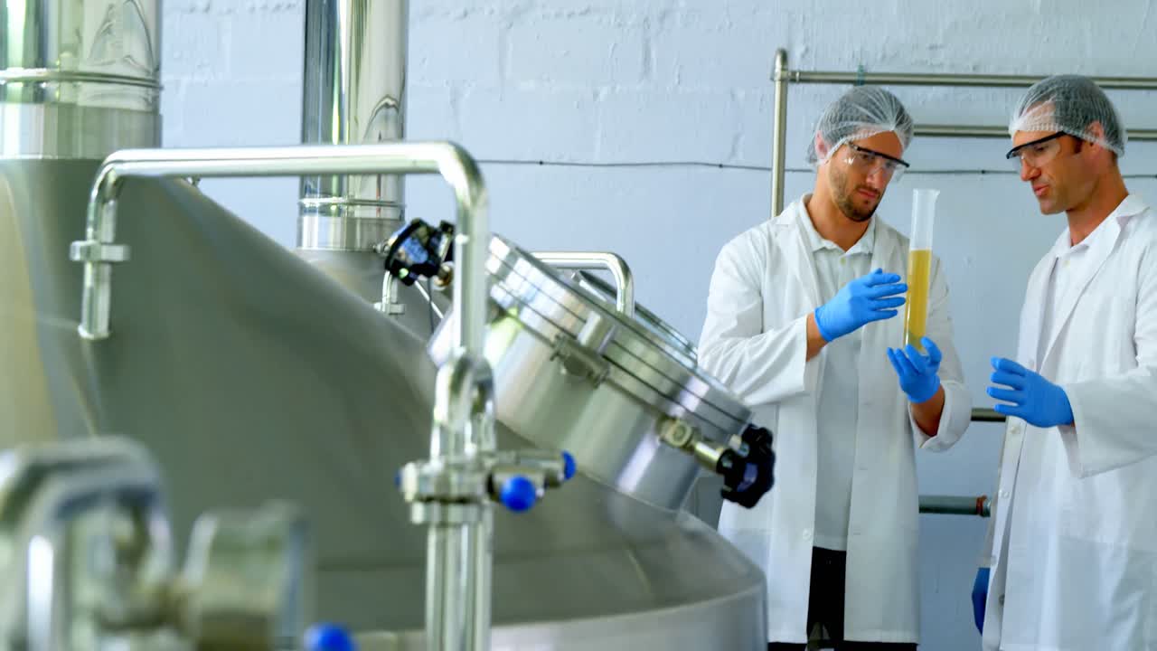 dos cerveceros discutiendo entre sí en la fábrica de cerveza 4k