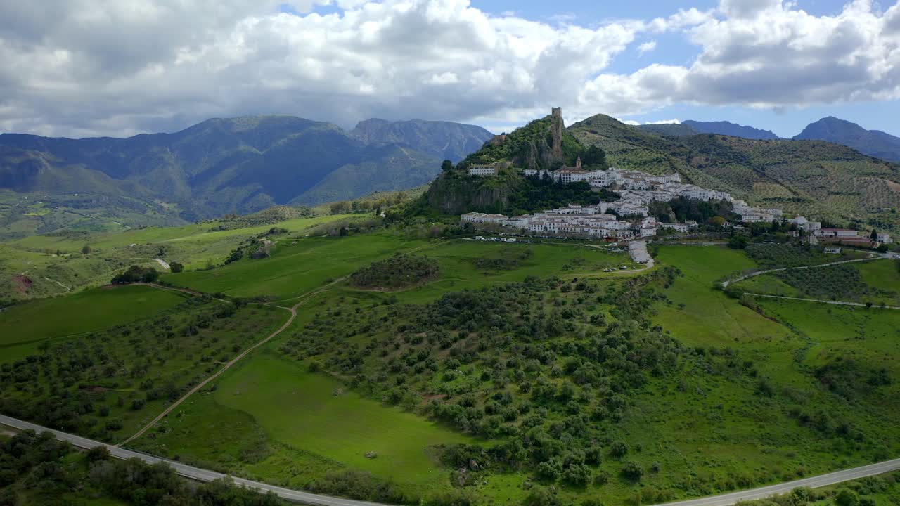 montañas verdes en las tierras altas