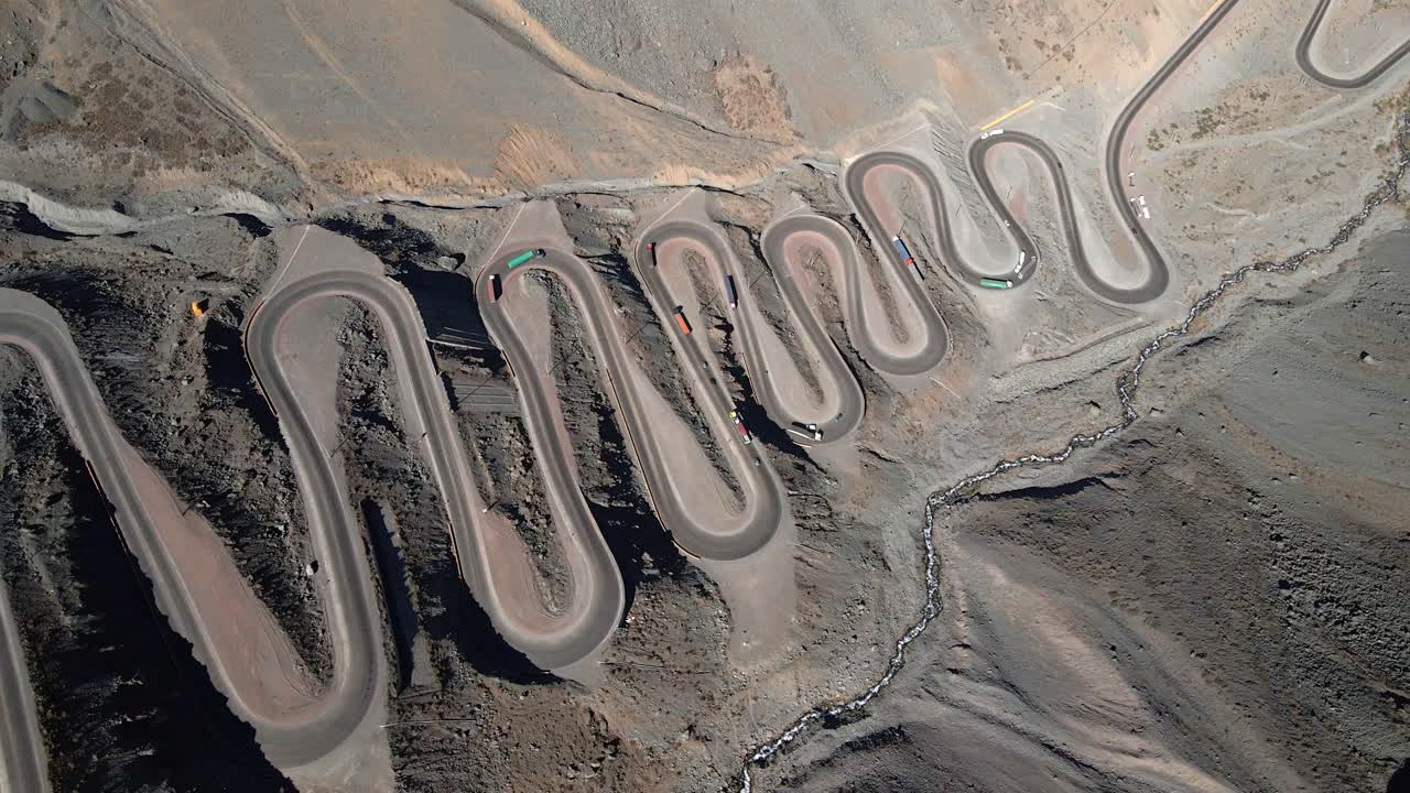 cuesta caracoles 도로의 공중 오버헤드 궤도, 칠레와 아르헨티나 사이의 경계, 곡선을 통과하는 화물 트럭