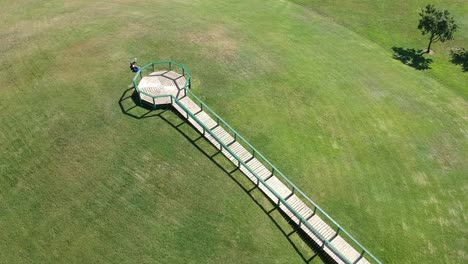 pasarela de madera en un parque de pradera verde
