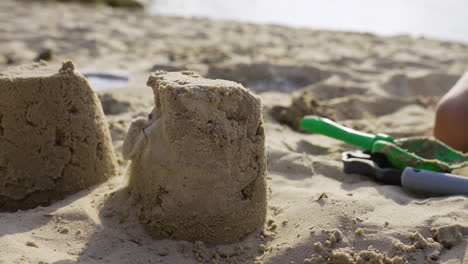 jungen spielen am strand