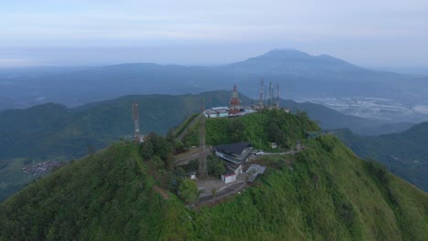 cima de la montaña con muchas torres 5g en indonesia, vista aérea de drones
