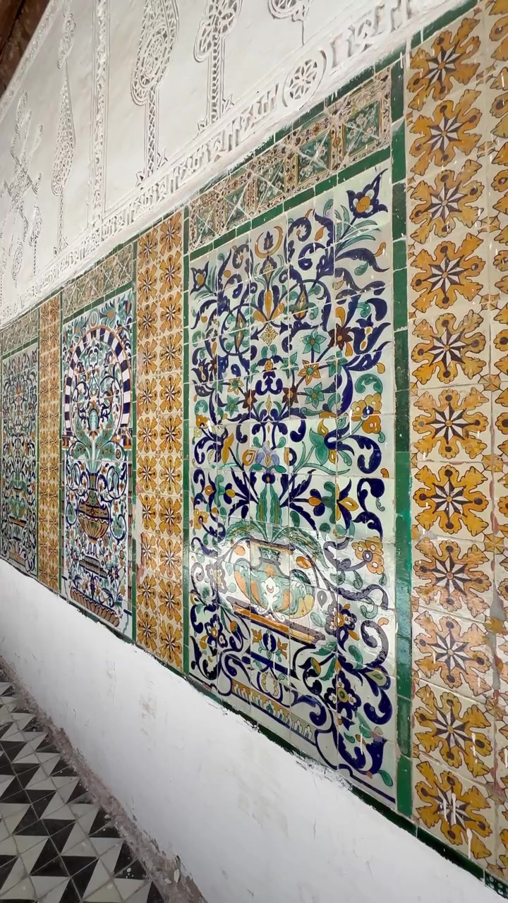 Piastrelle islamiche colorate, geometriche e floreali rivestono una lunga parete interna nella Zawiya di Sidi Sahib, conosciuta anche come la Zawiya di Abu al-Balawi o Moschea del Barbiere, a Kairouan. Tunisia