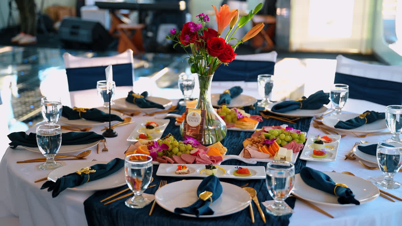 New York, USA, 2 agosto 2025: Tavolo da catering con antipasti e composizione floreale illuminato da luce naturale