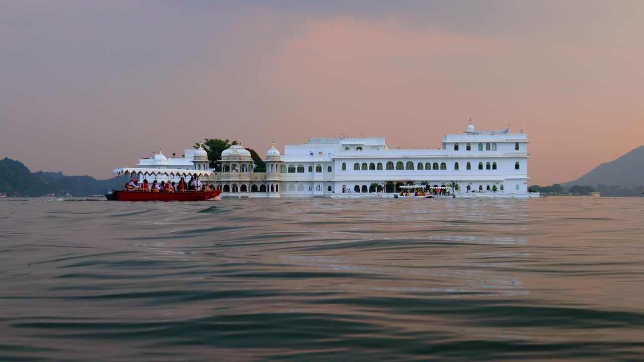 호수 도시 (lakes city) 라고도 불리는 우다이푸르 (udaipur) 는 인도의 라자스탄 주에 있는 도시이다. 옛 라자푸타나 주 (rajputana agency) 의 메와르 왕국의 역사적인 수도이다.