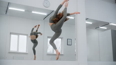 mujer practicando ballet en un estudio de danza