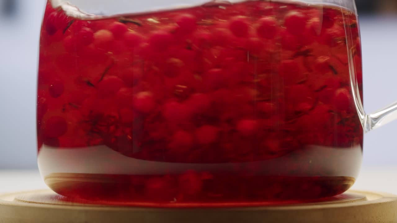 차를 위해 눈에 얼어붙은 크랜베리, 겨울 공원에서 크랜베리의 배경 클로즈업, 얼음 냉장고 매크로