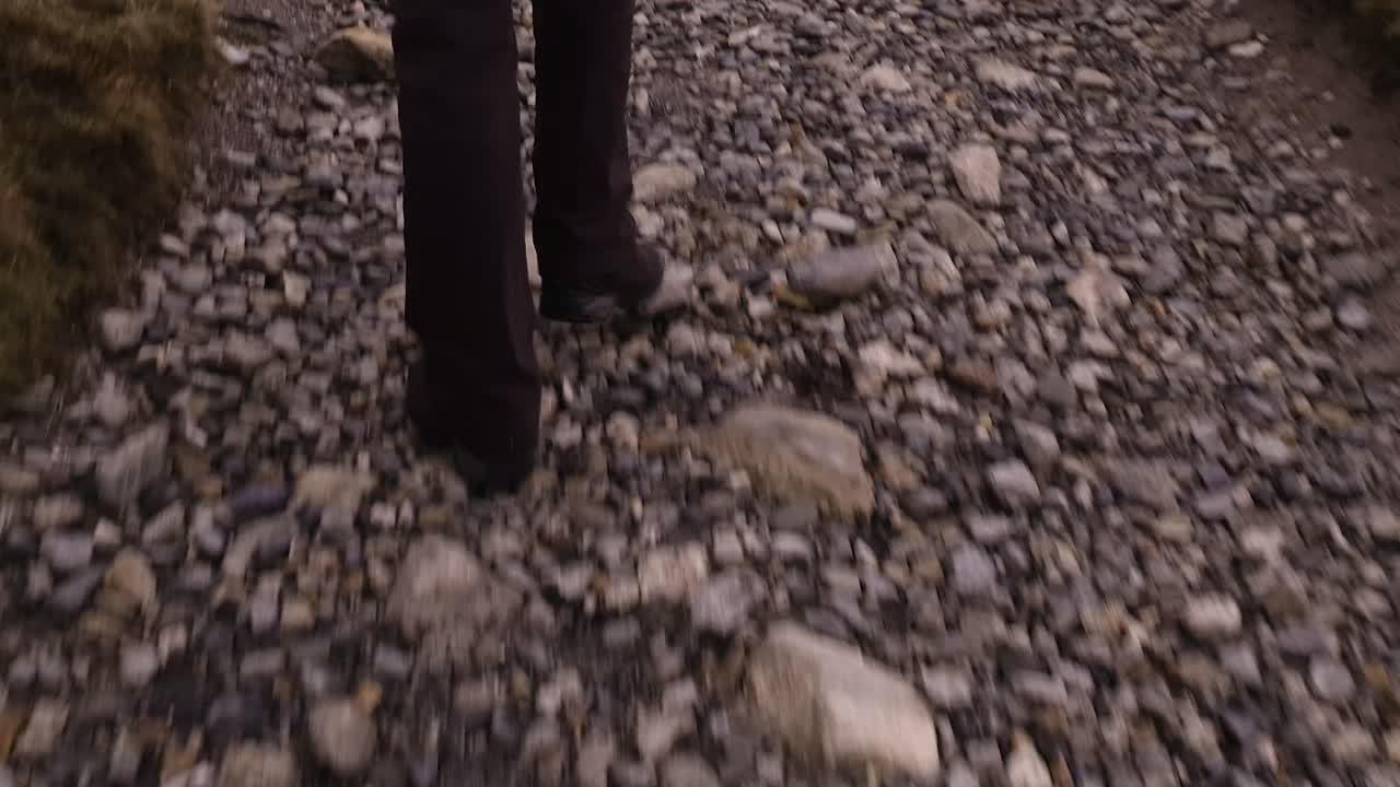 안개 속에서 스노든 산을 하이킹하다