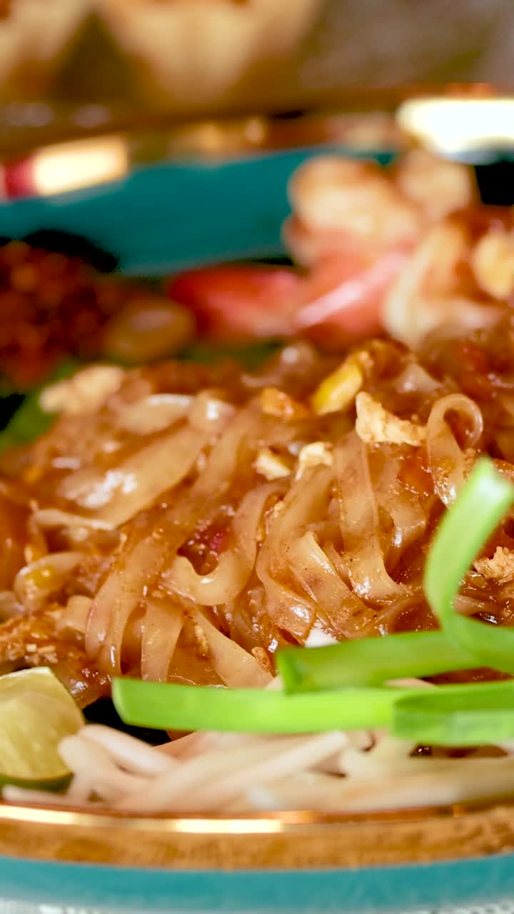 En fargerik rett med Pad Thai-nudler