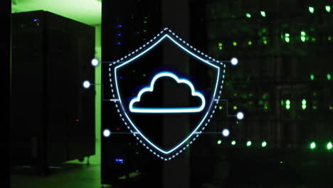 animación de escudo de seguridad en la nube sobre la sala del servidor con luces verdes