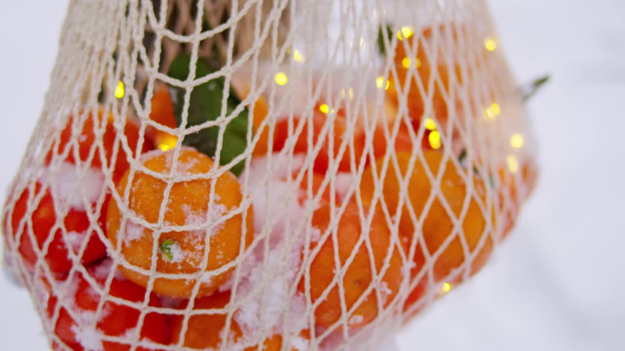 눈으로 인 만다린 오렌지는 빛으로 된 망 가방에