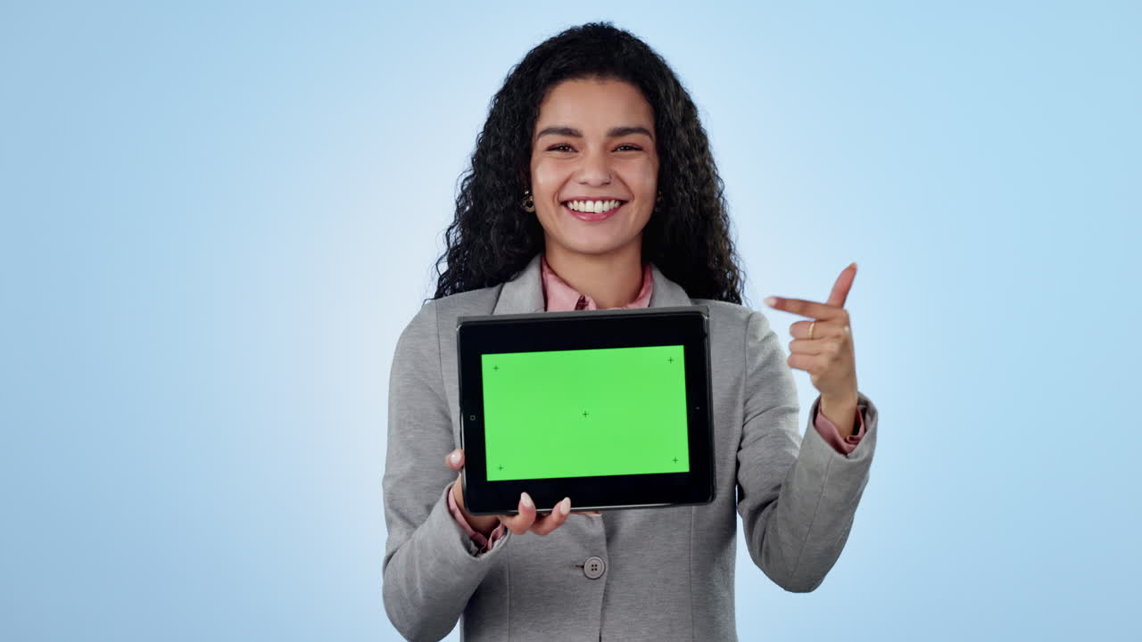 pantalla verde, sonrisa y una mujer de negocios señalando