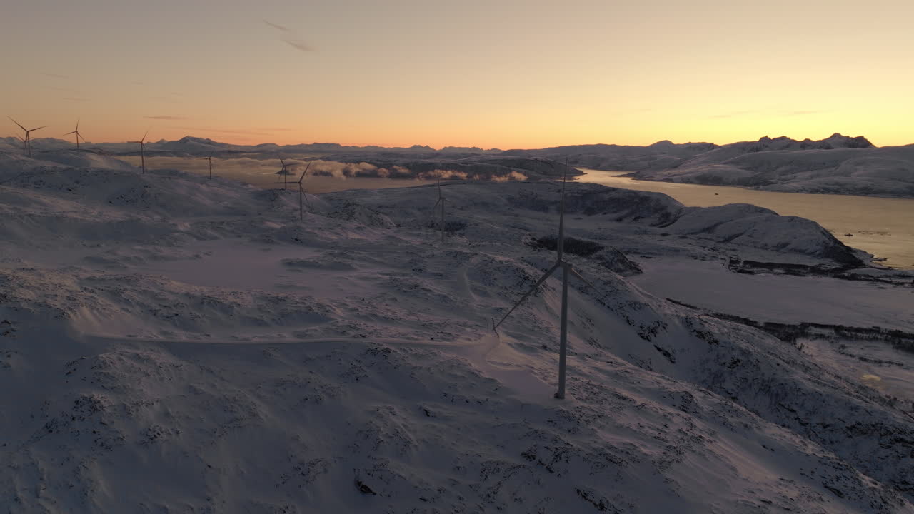 зеленая генерация электроэнергии в заснеженном арктическом круге, вид с беспилотника на закате, норвегия