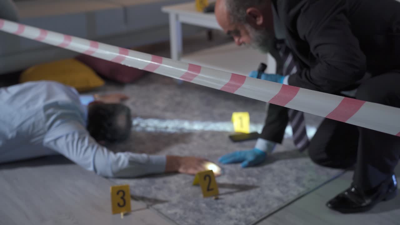 경찰은 아파트에서 살해된 희생자의 법의학적 수사를 진행하고 있습니다.