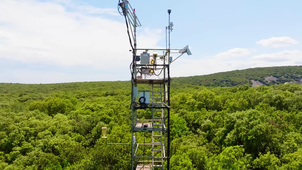 lento establecimiento de una torre de comunicaciones en lo profundo del bosque de puéchabon