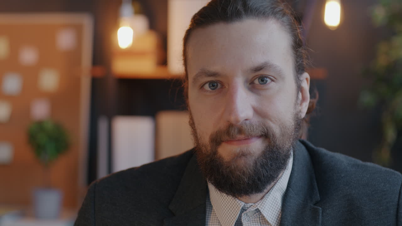 Ritratto di uomo in ufficio