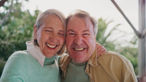 una pareja de mayores, cara y sonrisa para una selfie juntos.