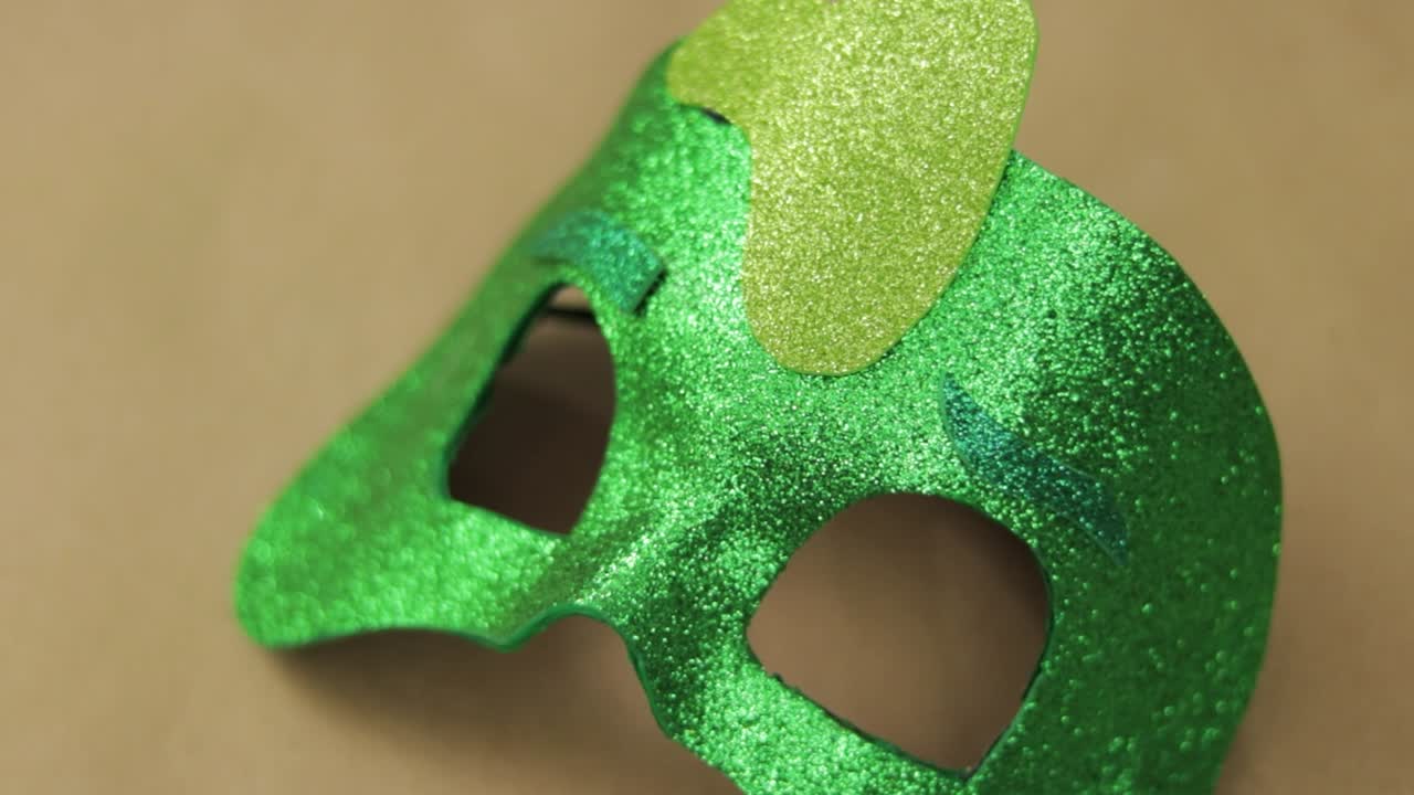 Divertimento creativo, maschera in schiuma a forma di diamante per bambini, realizzata con cura, colore verde.