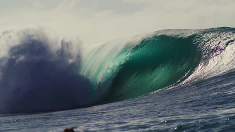 Imagen-Perfecta-De-Una-Gran-Ola-Con-Brillos-Azules-Y-Verdes-Rompiendo-Y-Escupiendo