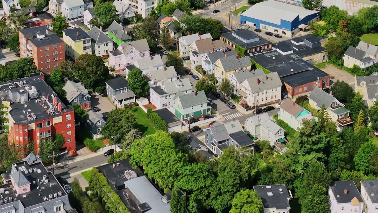 Vista aerea del paesaggio urbano negli USA con case e alberi