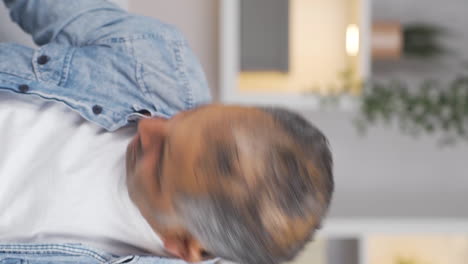 vídeo vertical del hombre que tiene problemas para ver. problema ocular.
