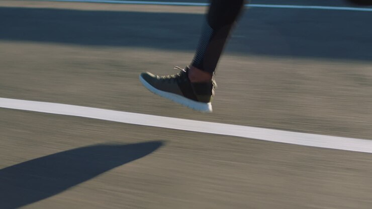 Corsa, piedi e strada asfaltata per atleta