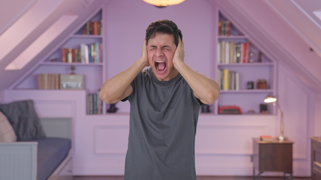 좌절 된 인디언 남자 가 큰 소리 로 외치고 있다