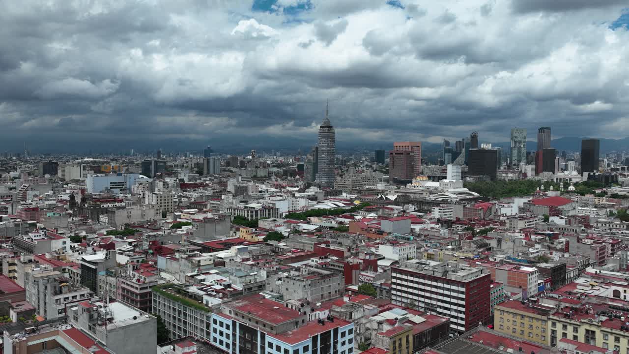 hiperlapso acercándose a la torre latinoamericana, pasando por encima del templo de santo domingo, en un día moderadamente nublado