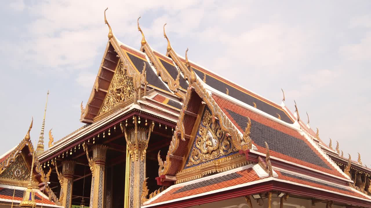Templi buddisti riccamente dettagliati nella città vecchia di Rattanakosin a Bangkok, Thailandia.