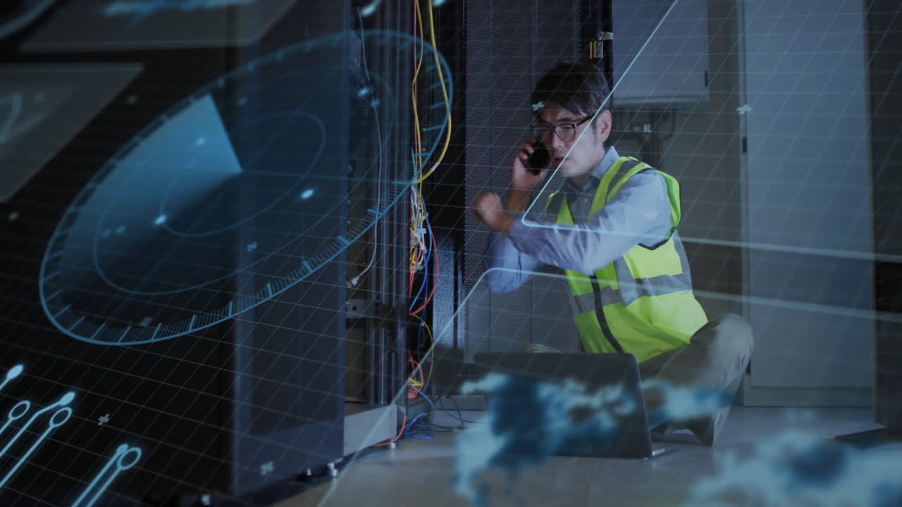 animación del procesamiento de datos sobre un trabajador masculino asiático en la sala del servidor