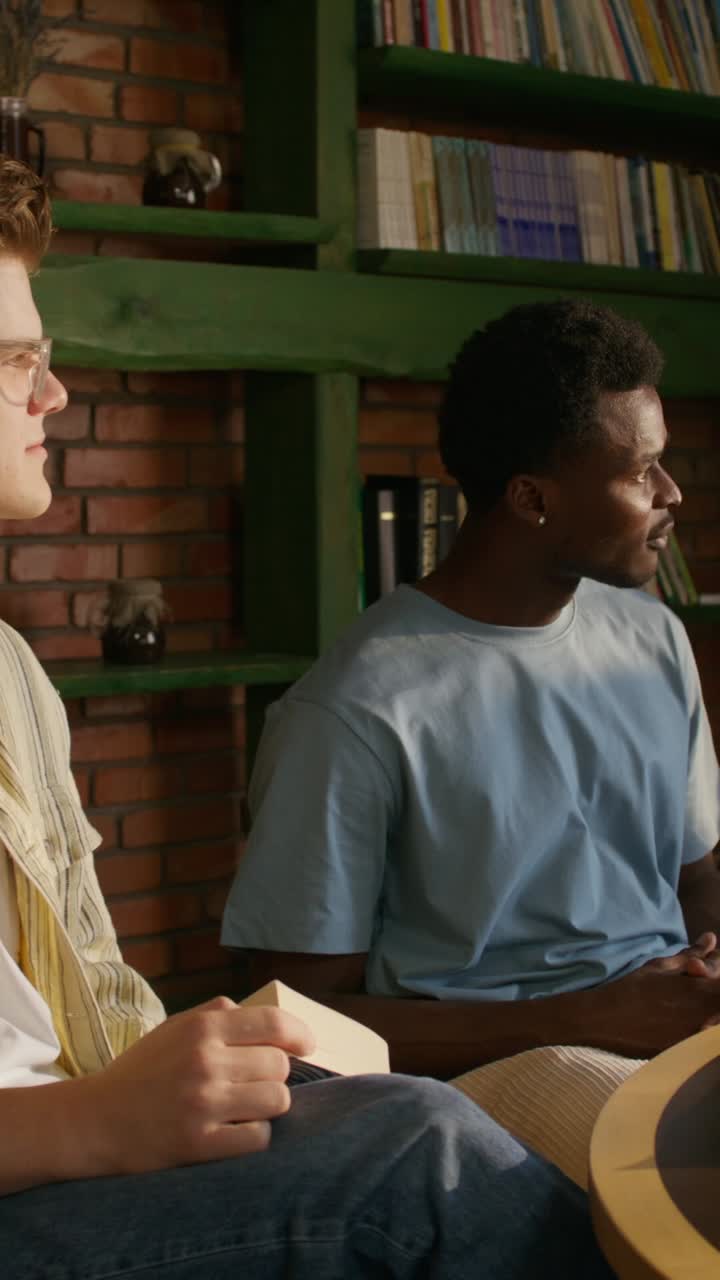 personas en una reunión de biblioteca