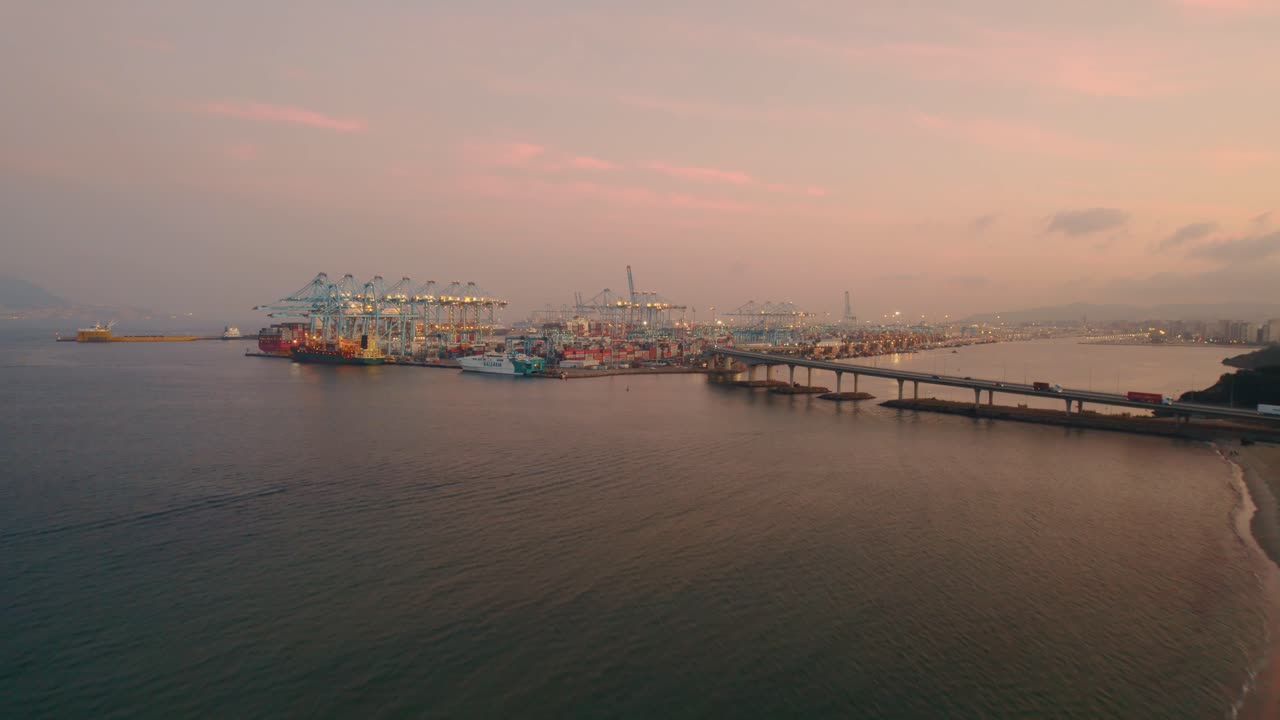 스페인 긴 현수교 옆에 있는 알헤시라스 선적항으로 들어오는