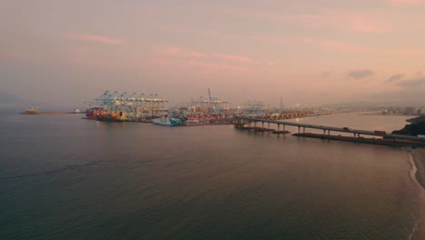 entrando en el puerto marítimo de algeciras junto al largo puente suspendido, españa