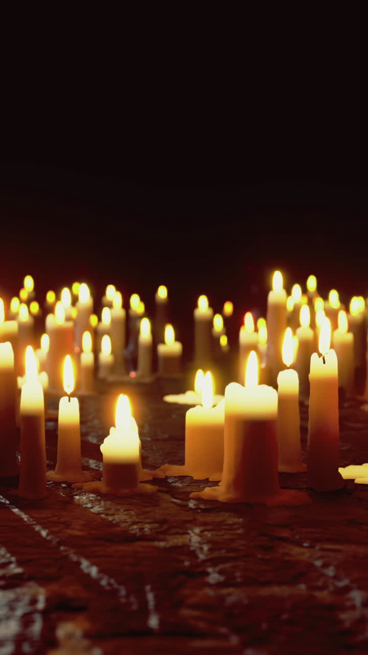 Candele accese a terra per un raduno durante la notte.