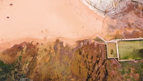 Filmische-Draufsicht-Einer-Drohne-Aus-Der-Luft,-Die-Sich-Langsam-über-Einen-Felsenpool-Am-Strand-In-Sydney,-Australien,-Bewegt