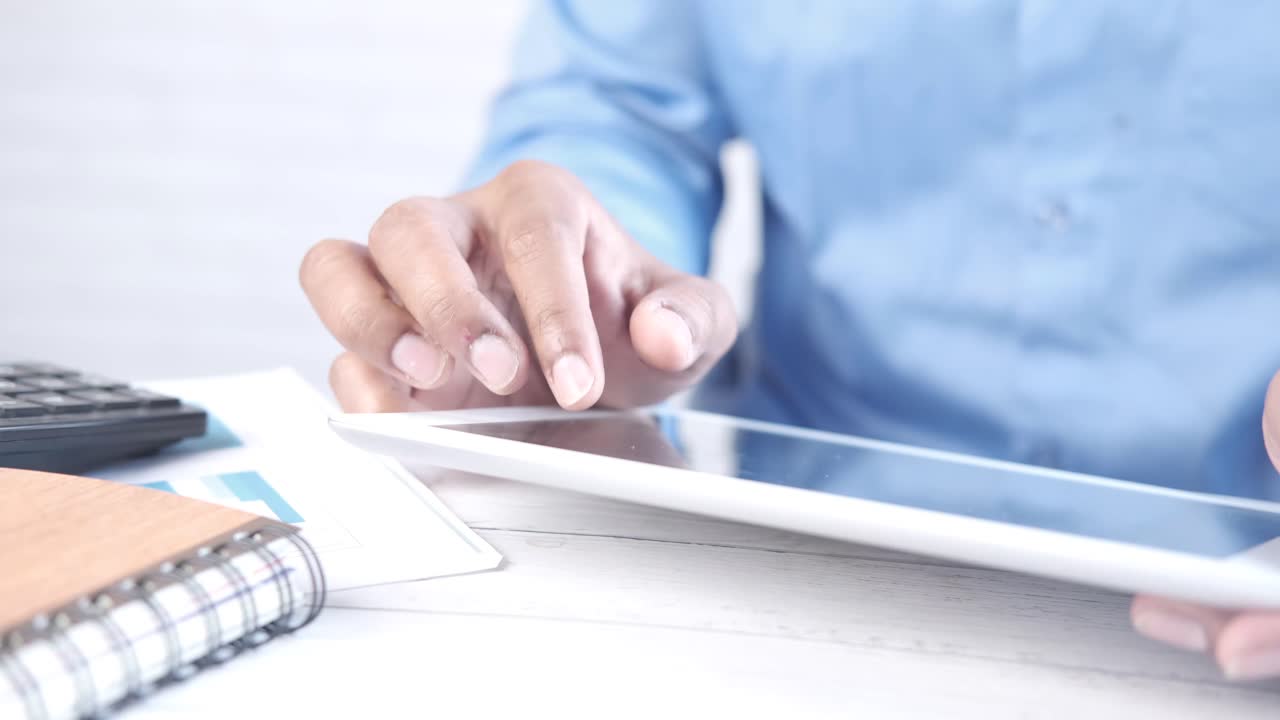 persona que trabaja en una tableta en la oficina