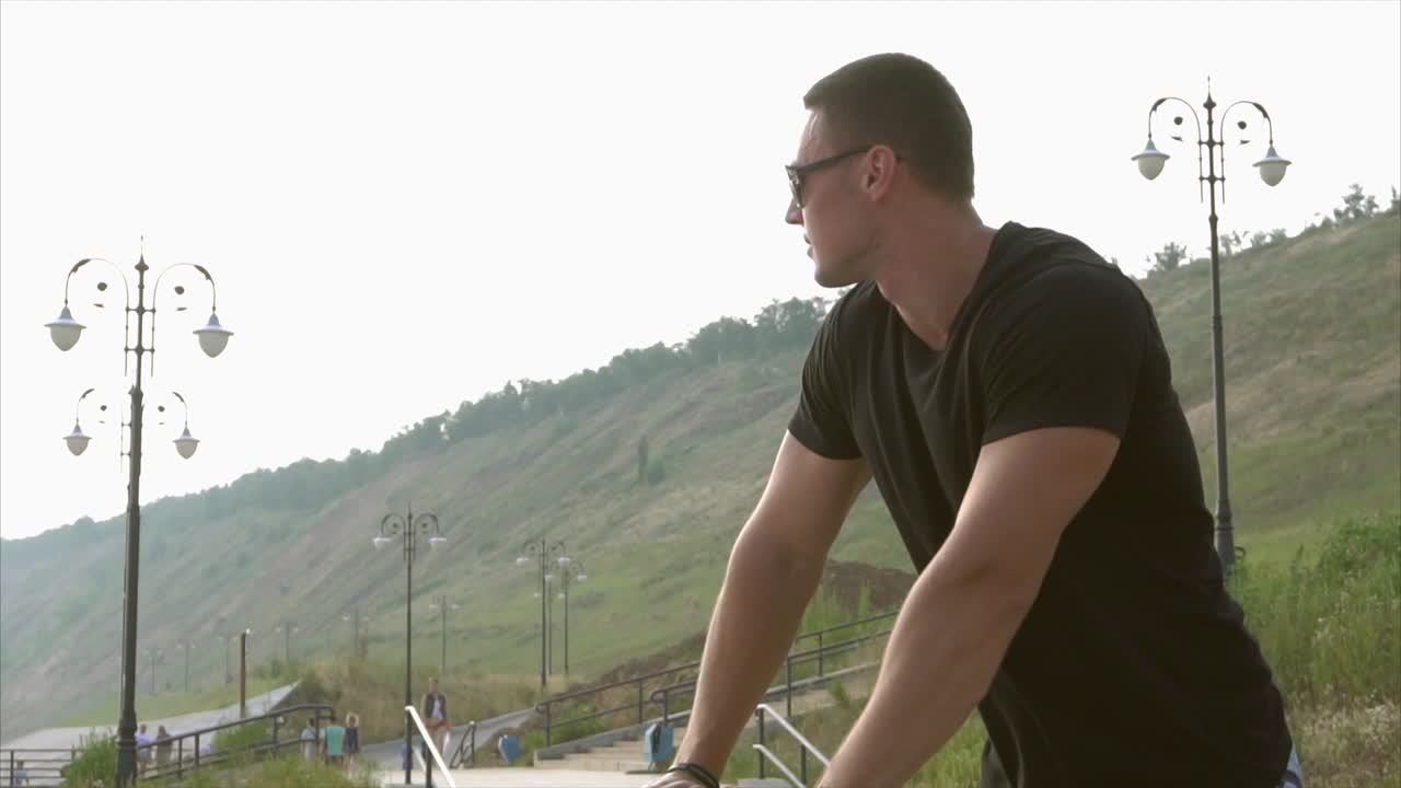 hombre mirando la vista