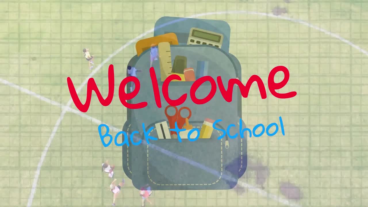 축구를 하는 아이들을 상대로 학교에 오신 것을 환영합니다.