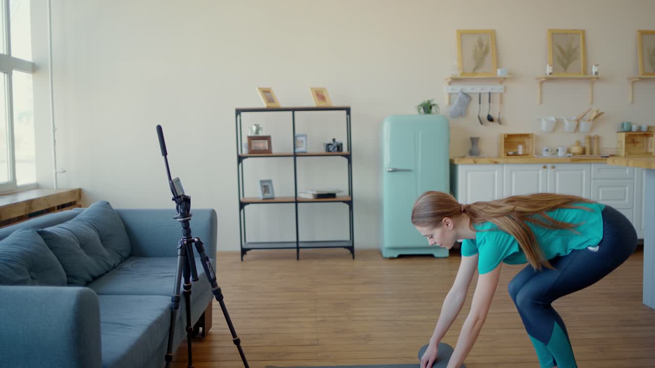 mujer haciendo yoga en casa