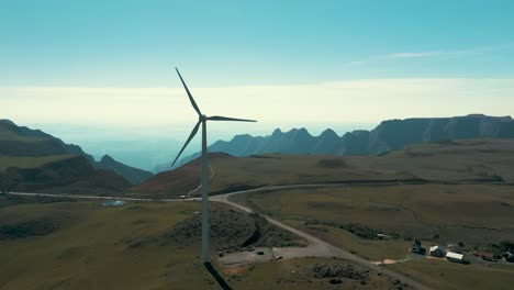 Cerca-De-La-Vista-Aérea-Del-Generador-De-Turbina-Eólica-Ubicado-En-Santa-Catarina,-Brasil