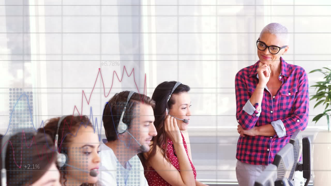 animación de estadísticas y procesamiento de datos sobre personas de negocios que usan auriculares telefónicos