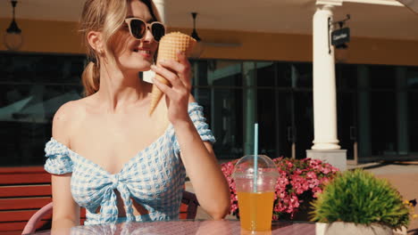 mujer disfrutando de helado y jugo al aire libre
