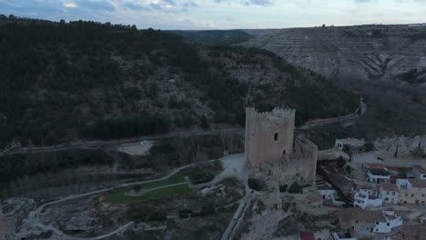 movimiento de drones hacia el castillo del pueblo medieval de alcala del júcar, españa, uno de los pueblos más hermosos de españa.