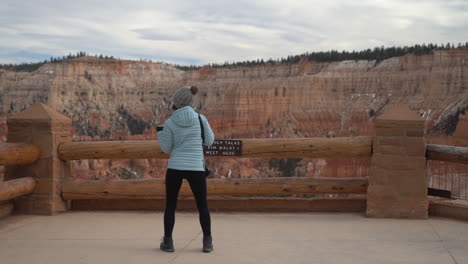 Rückansicht-Einer-Glücklichen-Frau-Im-Bryce-Canyon-Nationalpark,-Die-Am-Aussichtspunkt-Tanzt