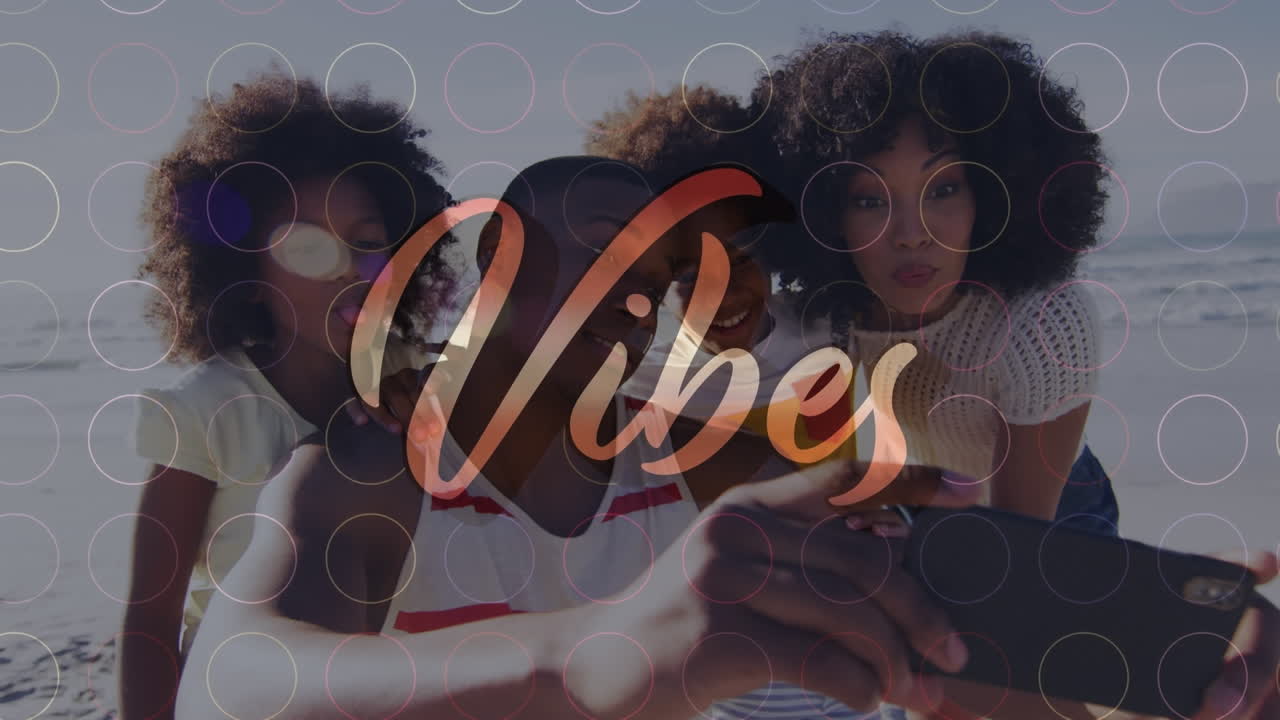animación de vibraciones texto sobre sonriente familia afroamericana tomando selfie