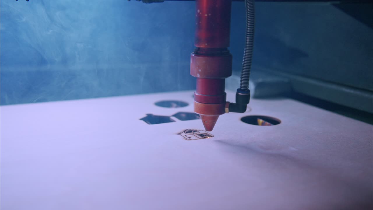 Máquina de corte a laser automatizada gravando material de madeira