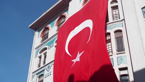 bandera turca en el edificio
